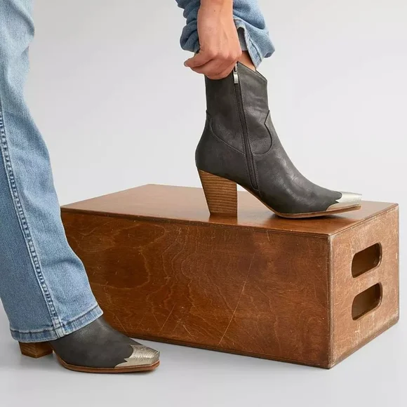 Dakota Western Ankle Boot - Picture 7 of 7